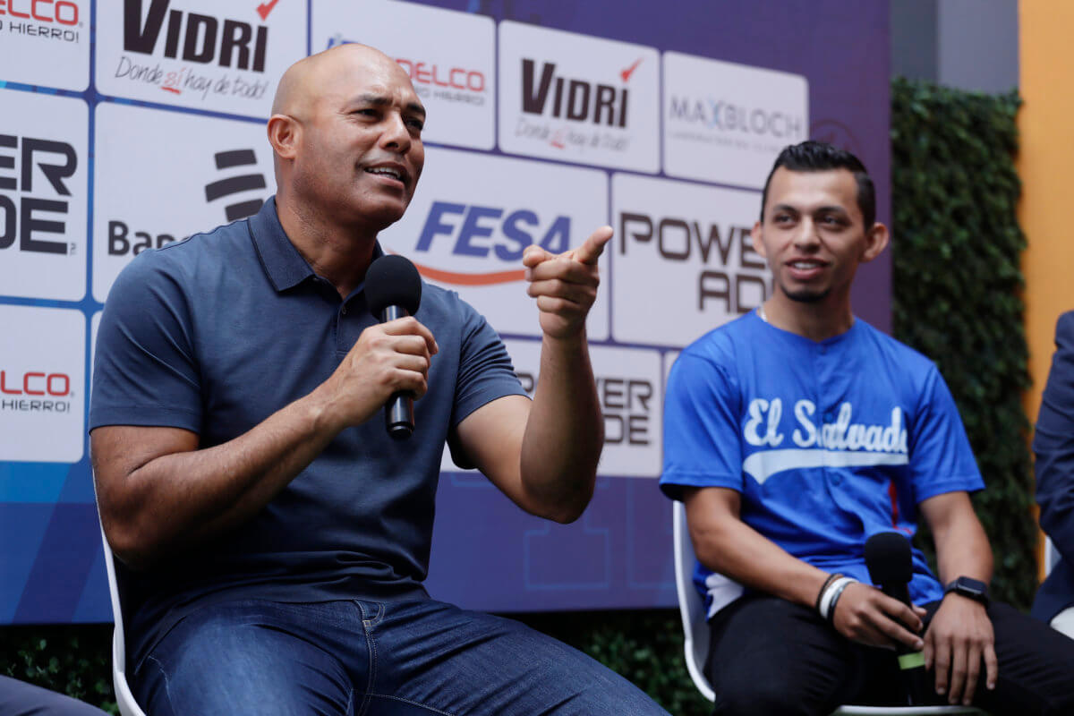 El gran Mariano Rivera visita centro de formación deportiva para jóvenes salvadoreños