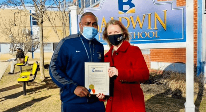 Reconocen labor de maestro y coach de escuela secundaria de Baldwin