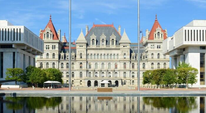 El presupuesto de $220 mil millones del estado de Nueva York se convierte en ley
