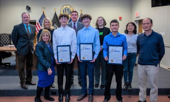 Estudiantes gemelos de Brentwood homenajeados por sus logros a nivel nacional