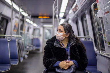 Jueza revoca la orden de usar mascarillas en aviones y otros transportes públicos