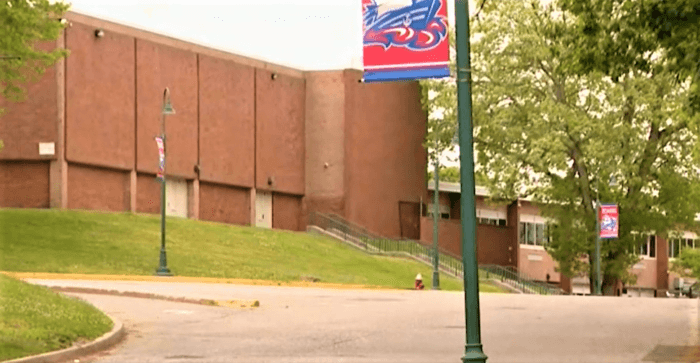 Adolescente de Suffolk arrestado por amenazar con tiroteo masivo en su escuela