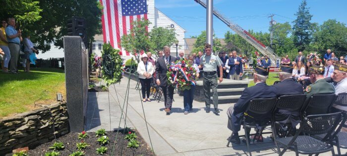 Huntington celebra ceremonia de ofrenda floral por 'Memorial Day'