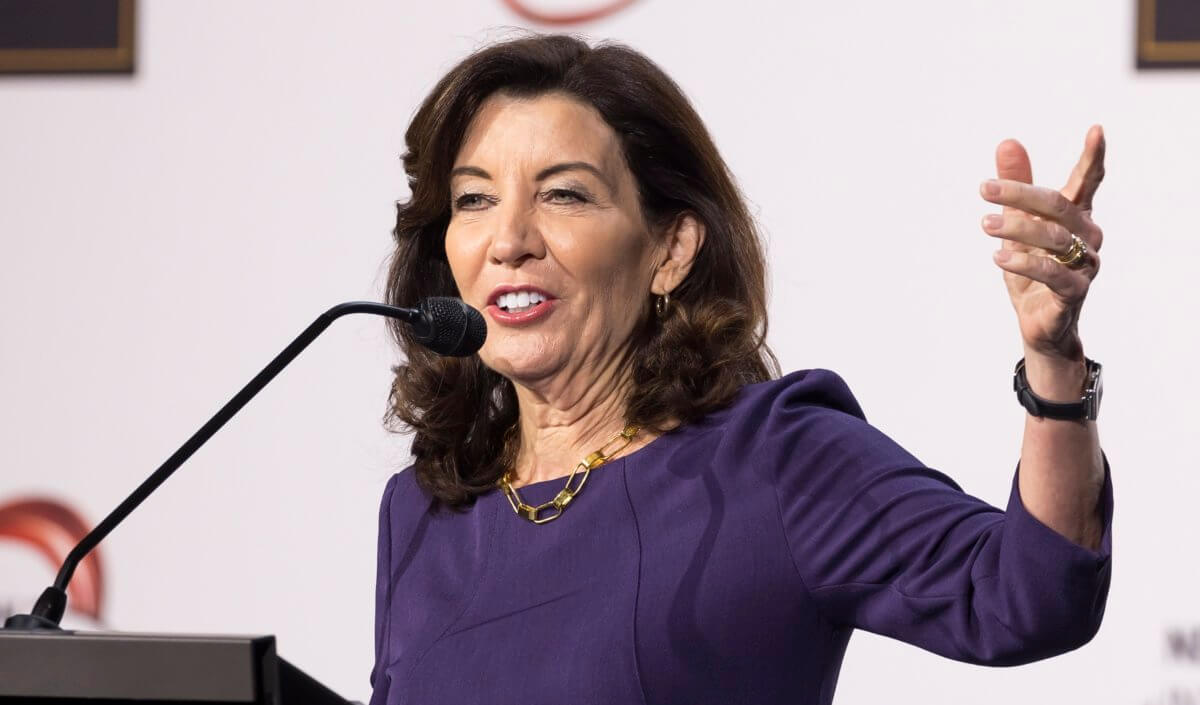 Gobernadora de Nueva York, Kathy Hochul, da positivo en COVID-19, sin síntomas