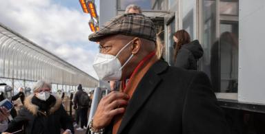 Nueva York pide volver a usar mascarilla en público ante repunte del COVID-19