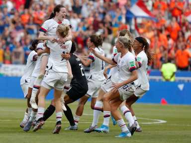 Selección femenina y masculina de fútbol de EEUU acuerdan histórica igualdad salarial