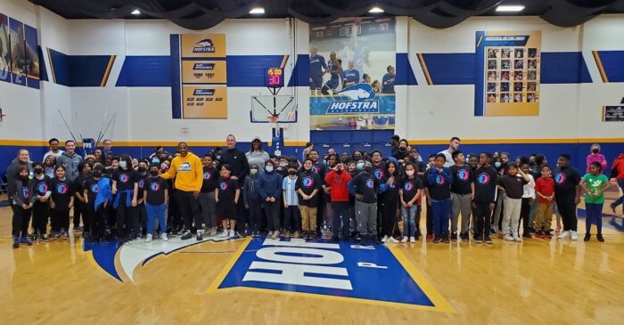 Estudiantes de Uniondale disfrutan visita a los equipos de baloncesto de Hofstra