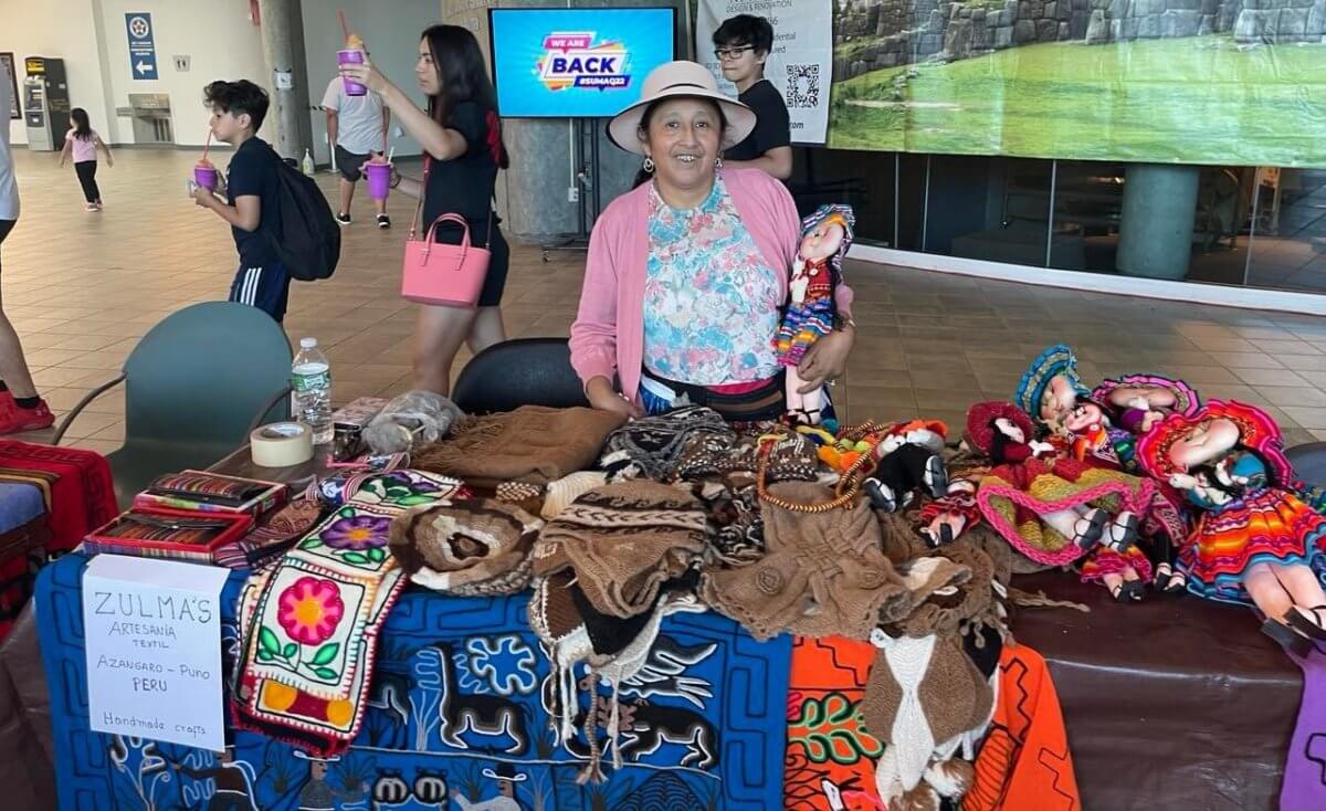 La comunidad disfrutó exitosa Feria Artesanal Peruana organizada por SUMAQ