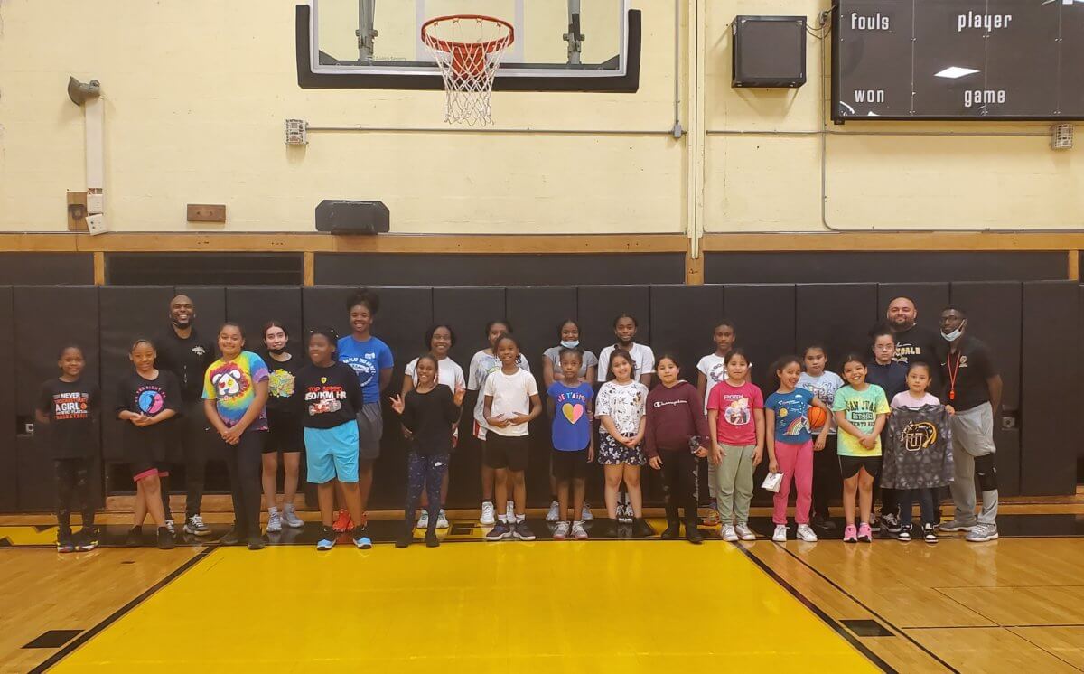 Estudiantes aprenden en clínica de baloncesto femenino en Uniondale