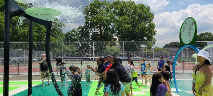 Inauguran Parque de rociado y Juegos infantiles en Town de Huntington