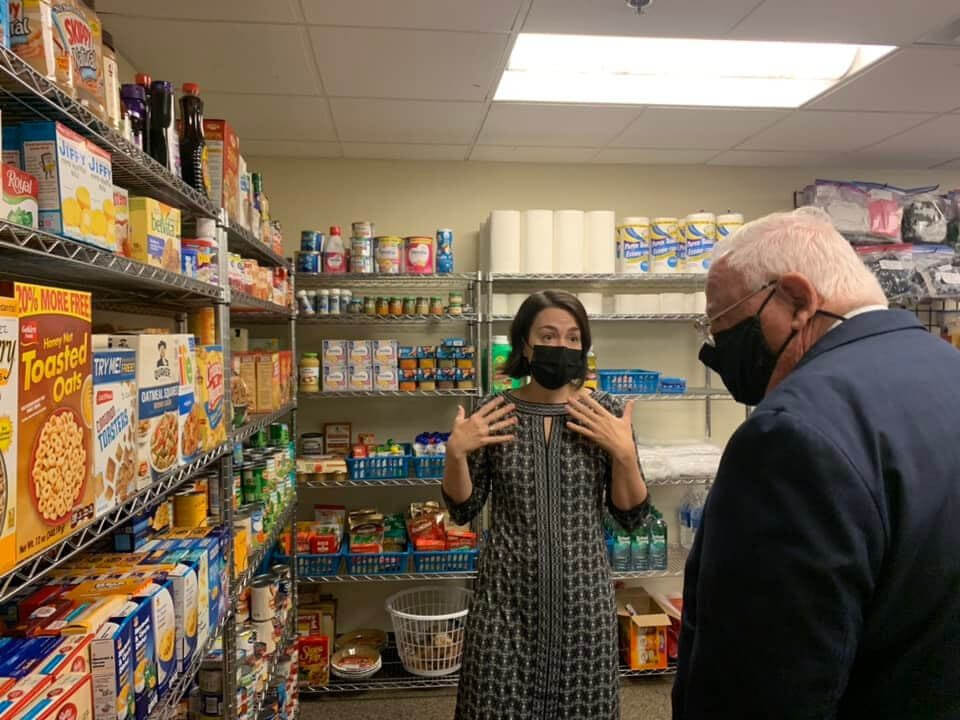 Inmigrantes compran menos comida para poder pagar por servicios de salud