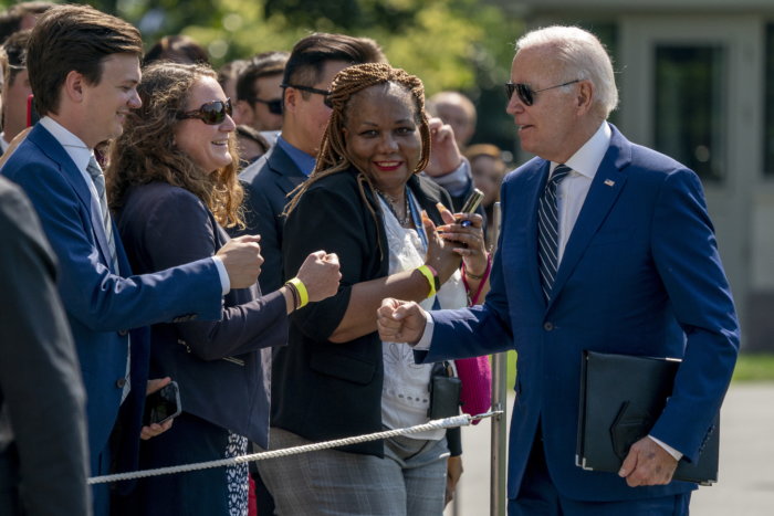 Biden perdona parte de la deuda estudiantil en un guiño al voto joven