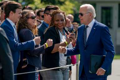 Biden perdona parte de la deuda estudiantil en un guiño al voto joven