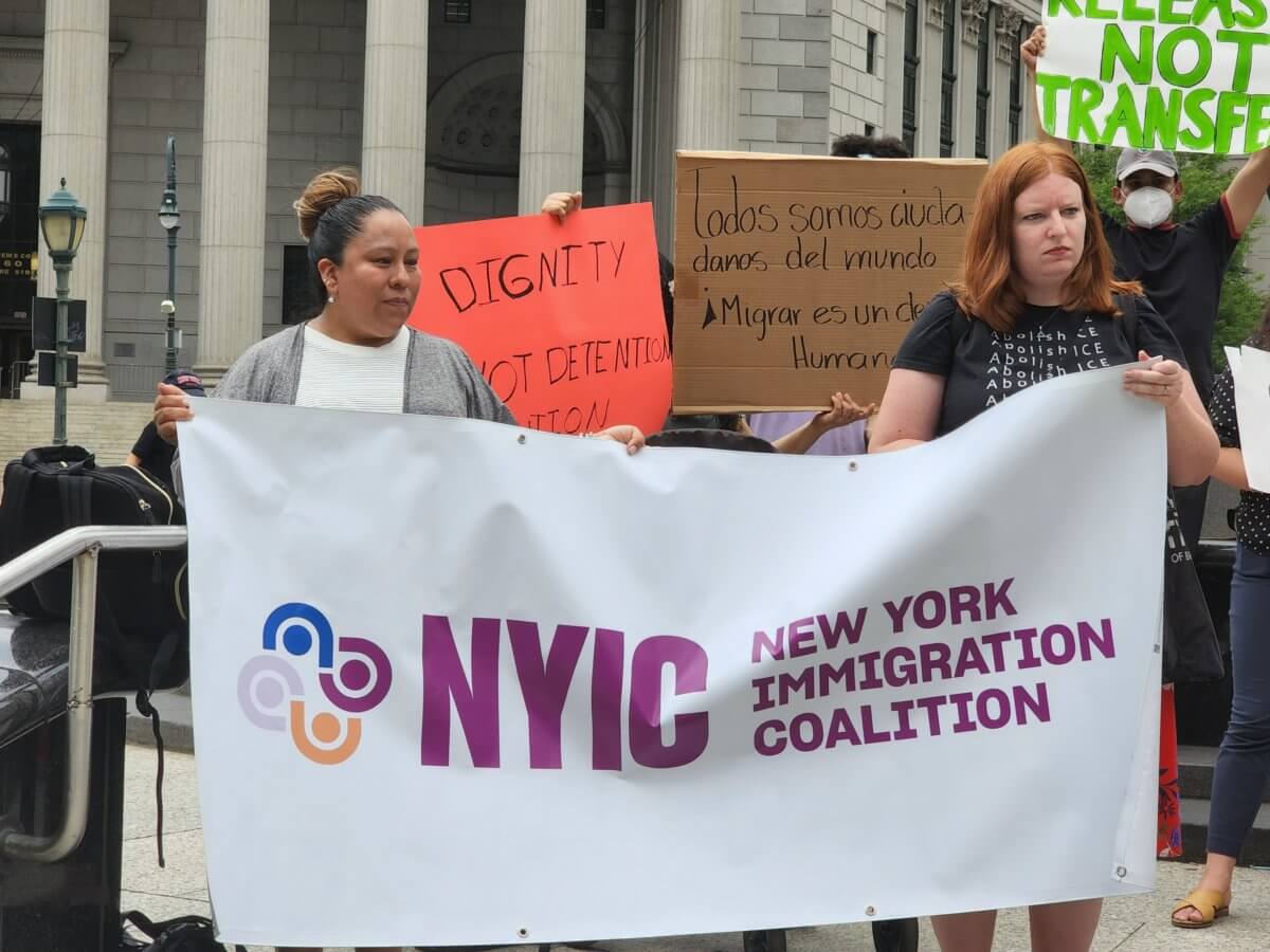 Denuncian maltrato y traslados de inmigrantes hispanos detenidos en NY