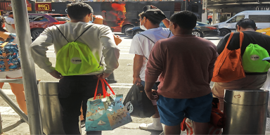 Nuevos autobuses con inmigrantes llegan a NY enviados desde Texas