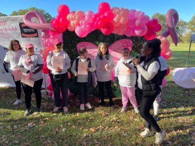 Caminando de rosa para crear conciencia sobre el Cáncer de Mama