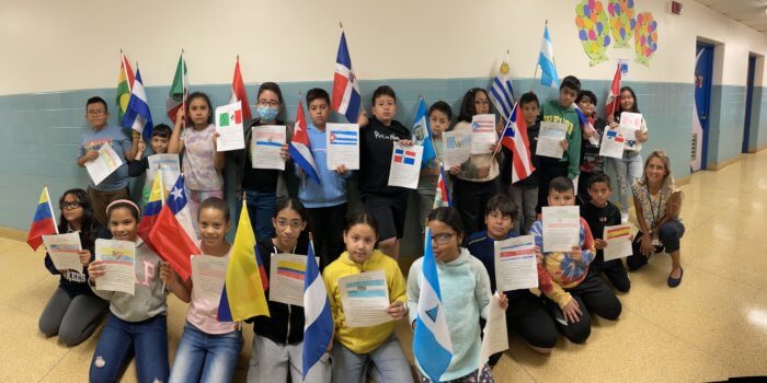 Estudiantes de primaria de Uniondale celebran la Herencia Hispana