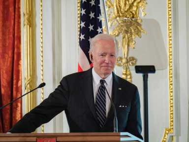 Mamás respaldan la nueva regla de Carga Pública de Biden