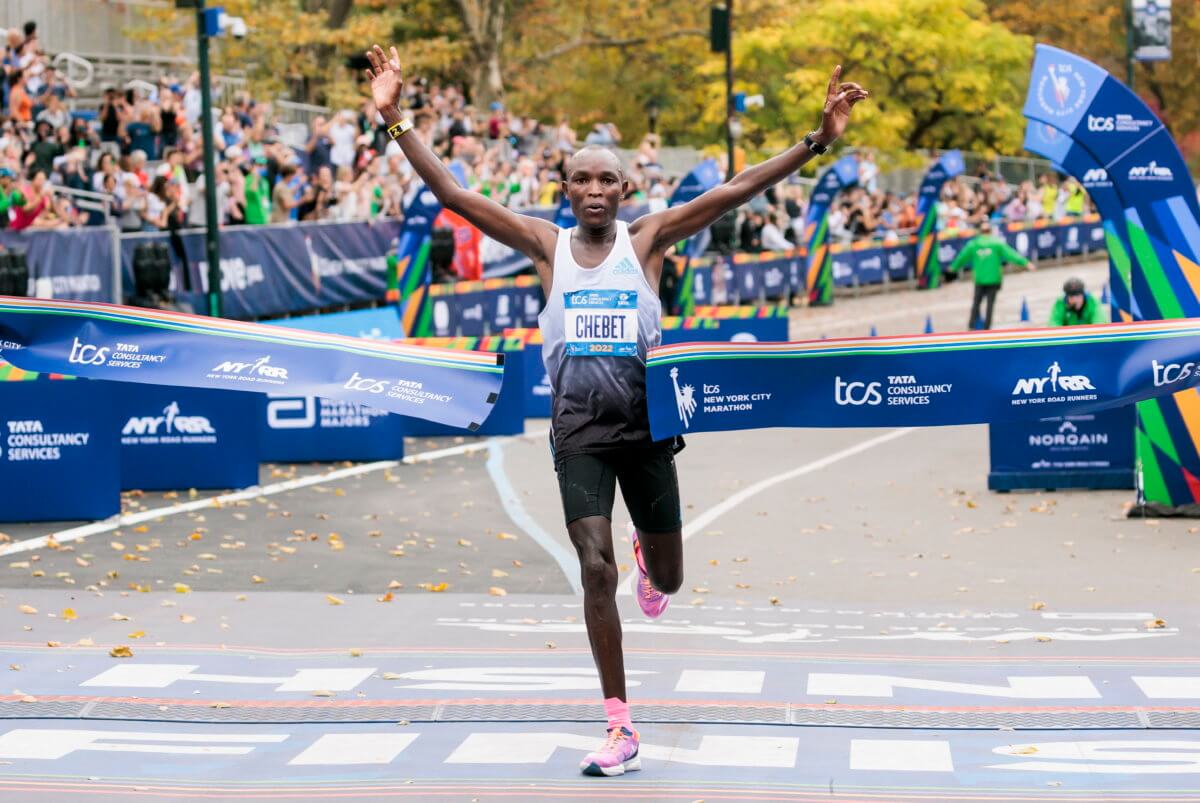 Atletas kenianos Lokedi y Chebet reinan en la Maratón de NY