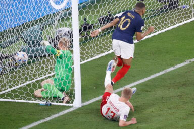 Mbappé y Francia a paso de campeón despachan 2-1 a Dinamarca