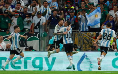 Argentina doblega a México con goles de Messi y Fernández