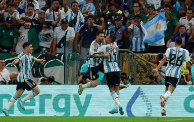 Argentina doblega a México con goles de Messi y Fernández