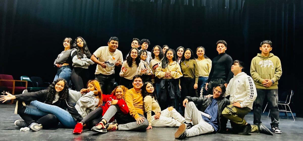 Nace compañía de teatro en español en escuela de Brentwood