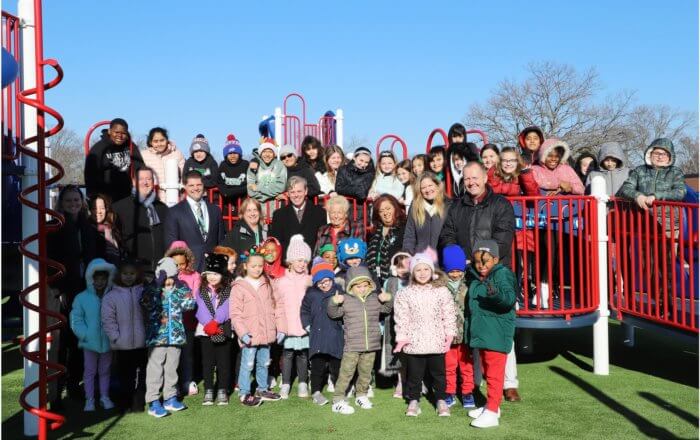 Inauguran reactualizado patio de recreo en escuela primaria de Farmingdale