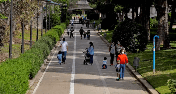 Caminatas breves cada media hora contrarrestan daños de estar sentado