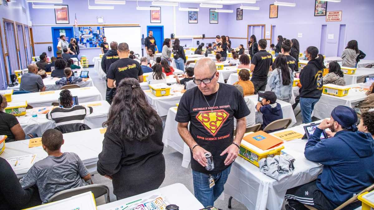 Celebran Sábados de Súper Ciencia en escuelas de Uniondale