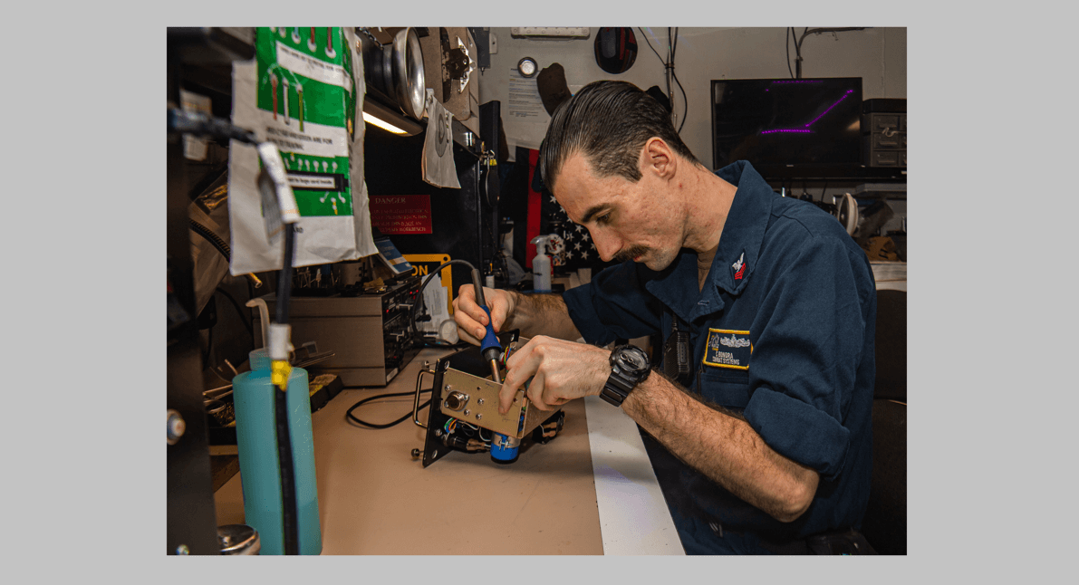 Marino de Freeport sirve a bordo del portaaviones USS Nimitz