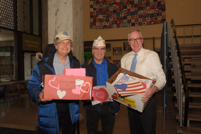 Estudiantes saludan por San Valentín a veteranos en Hempstead