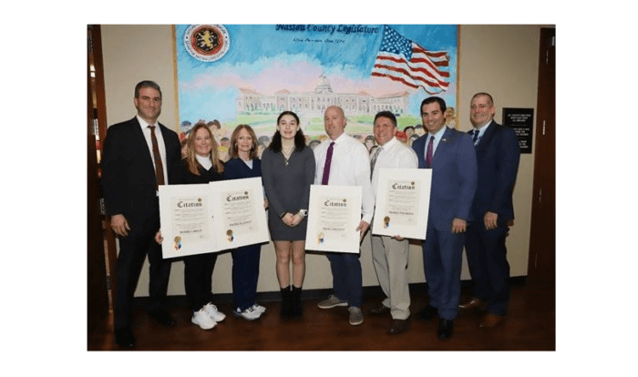 Honran a personal de escuela de Levittown que salvó la vida de estudiante hispana