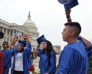 Activistas elogian proyecto de ley en Senado para los "soñadores" de DACA
