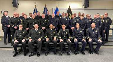 Celebran ascenso de más 60 oficiales penitenciarios y alguaciles adjuntos en Suffolk