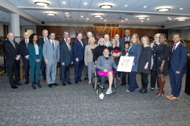 Celebran recuperación de guardia de cruce hispano atropellado en Glen Cove