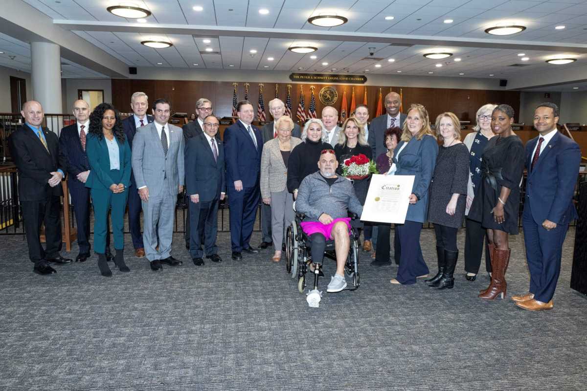 Celebran recuperación de guardia de cruce hispano atropellado en Glen Cove