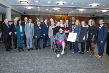 Celebran recuperación de guardia de cruce hispano atropellado en Glen Cove