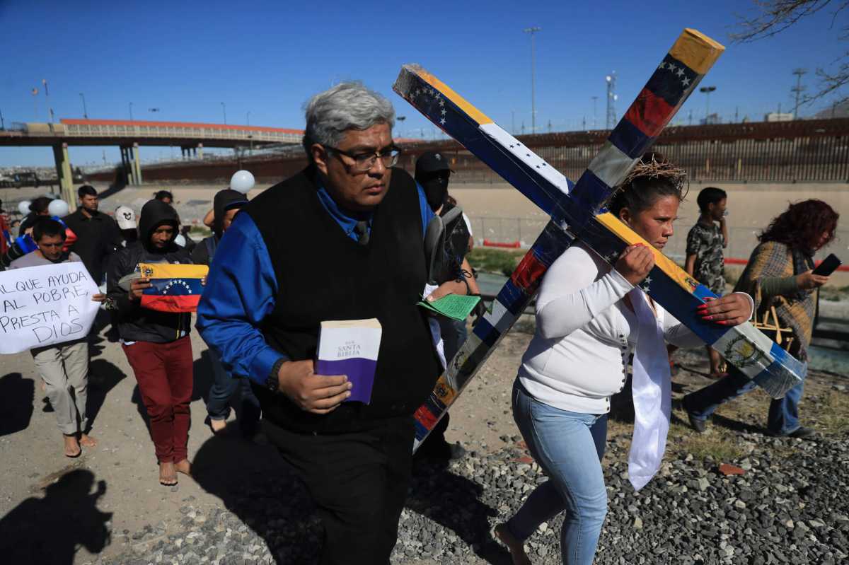 Viacrucis de inmigrantes hispanos buscando asilo en EEUU