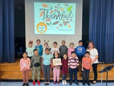 Estudiantes de Grand Avenue Elementary celebran la alfabetización