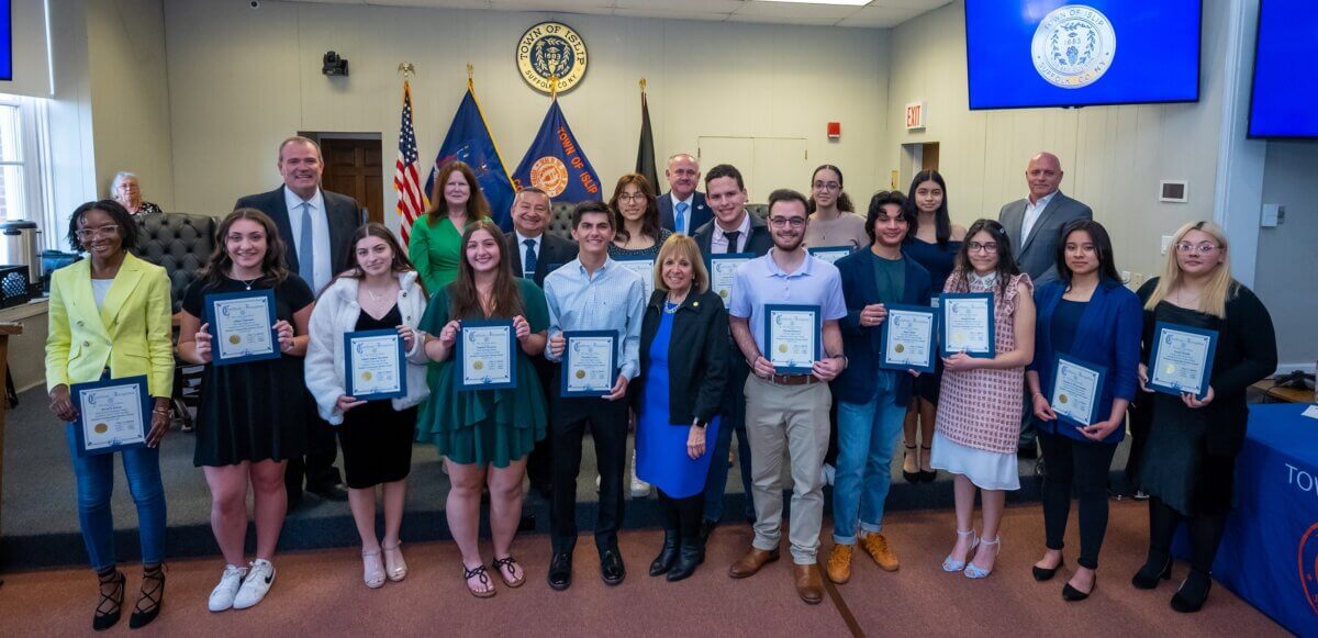 15 estudiantes de Islip reconocidos con los 'Premios al Logro Estudiantil'