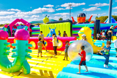 La Casa de Rebote Inflable más grande del mundo llega a Long Island