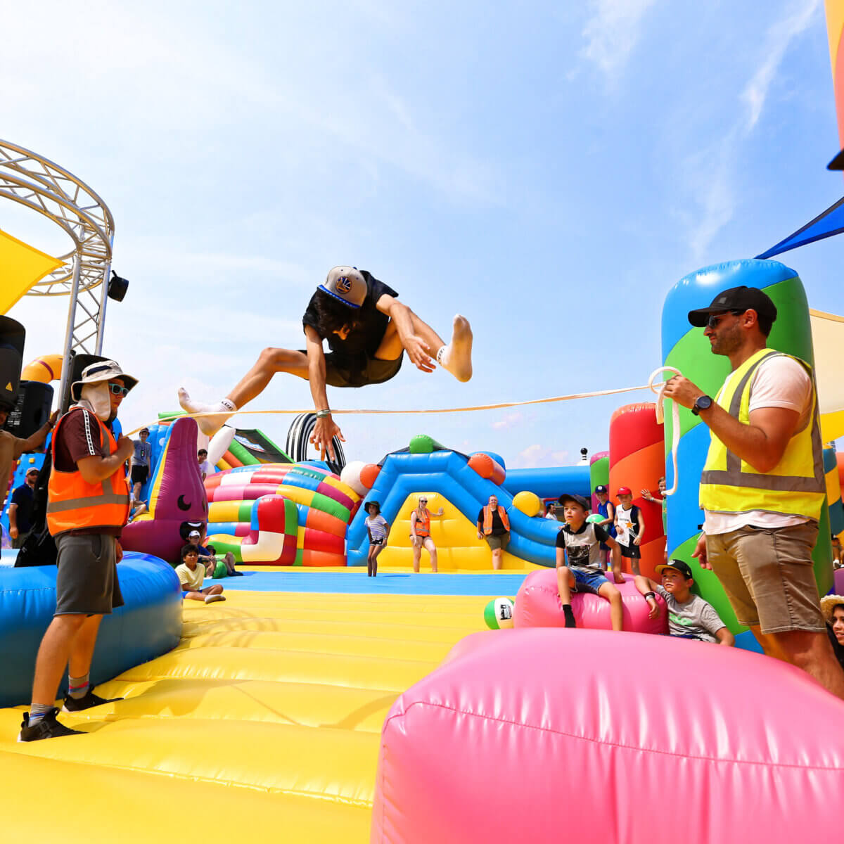 La Casa de Rebote Inflable más grande del mundo llega a Long Island