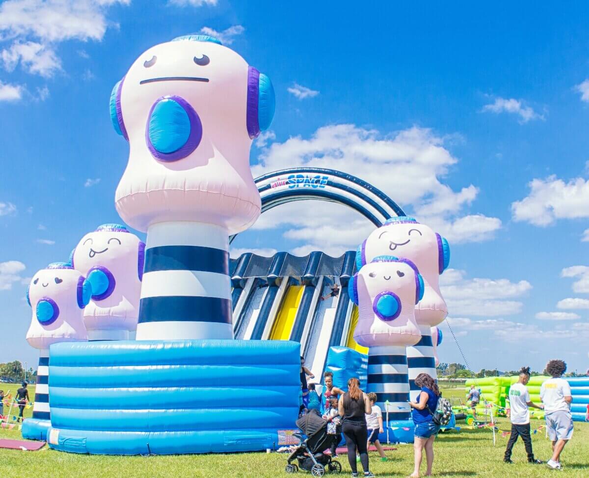 La Casa de Rebote Inflable más grande del mundo llega a Long Island