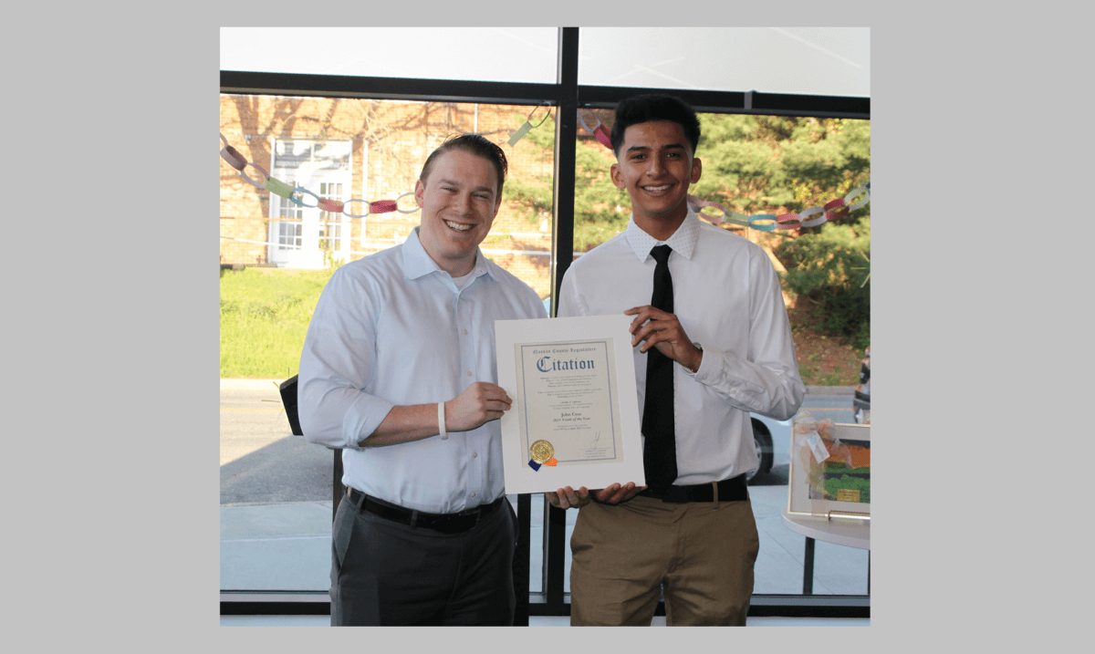 Honran a estudiante hispano por su trabajo comunitario en Locust Valley