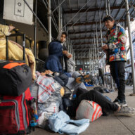 Presentan manual de orientación en español para nuevos inmigrantes en NY