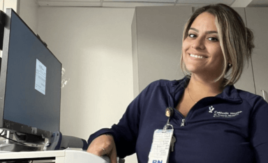 Enfermera hispana cuida y alienta a pacientes en sala de emergencia