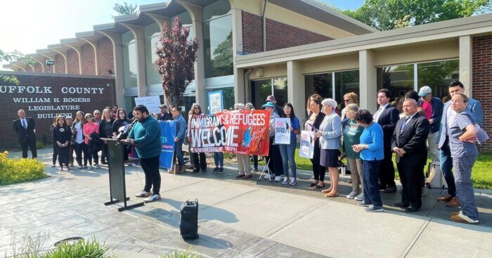 Líderes comunitarios y políticos defienden la llegada inmigrantes que necesiten asilo en Long Island