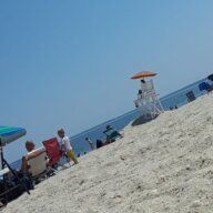 Amplian protocolos de seguridad contra tiburones en las costas de Long Island