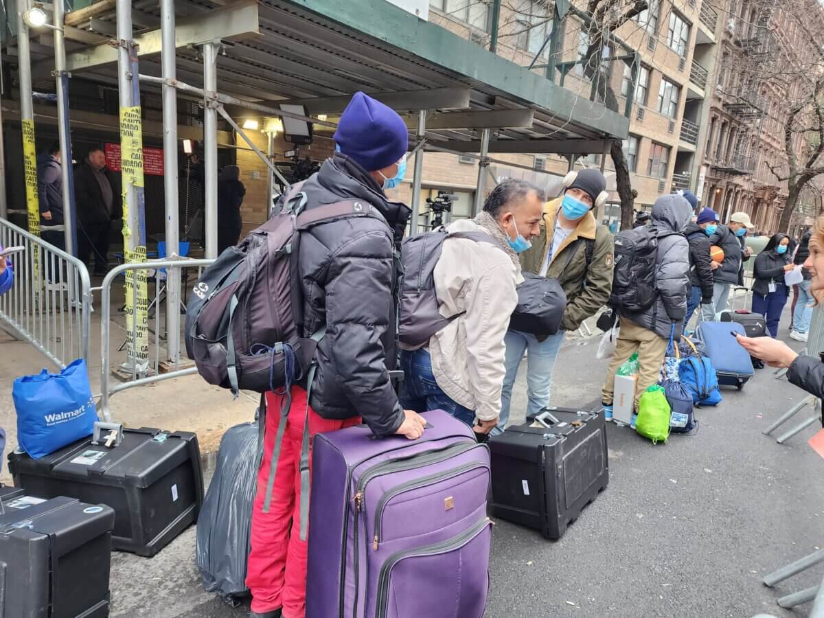 Siguen llegando inmigrantes buscando asilo en NY en medio de disputas